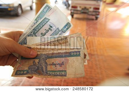 Myanmar Banknotes (mm, Mmr ,kyat)  Were Unfolded In Hand