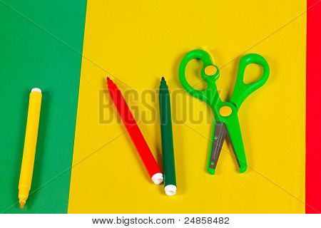 Marcatori di carta colorata e forbici per la creatività