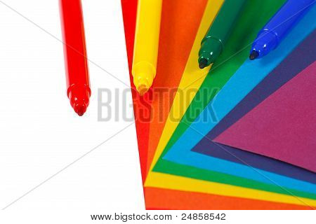 Carta colorata e marcatori per la creatività