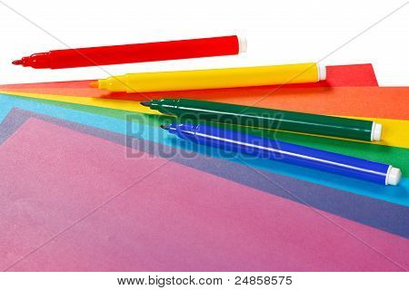 Carta colorata e marcatori per la creatività