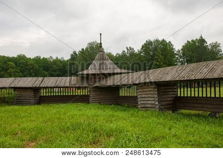 Russia, Saint Petersburg - August 18, 2017: An Ancient Fence In The Estate Bogoslovka