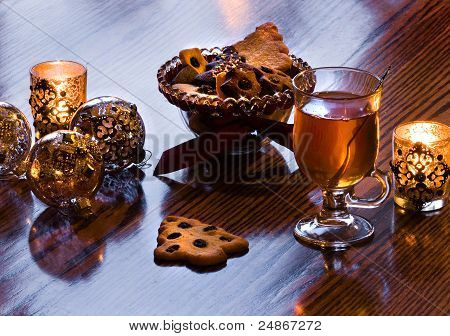 Teatime mit Tee und hausgemachten cookies