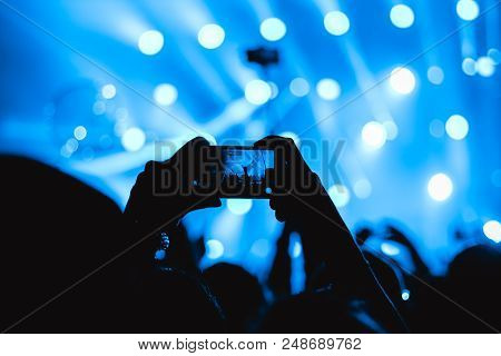People Shoot On The Phone Rock Concert