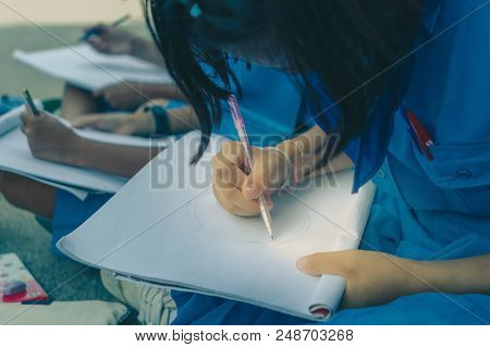 Students Try To Drawing Thai Motifs From Thai Architecture In Th