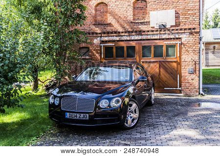 Rathenow Germany August 17, 2014: Bentley Mulsanne And Continental Gt During Test Drive