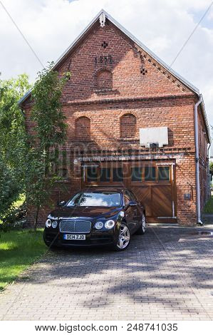 Rathenow Germany August 17, 2014: Bentley Mulsanne And Continental Gt During Test Drive
