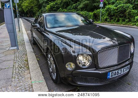 Rathenow Germany August 17, 2014: Bentley Mulsanne And Continental Gt During Test Drive