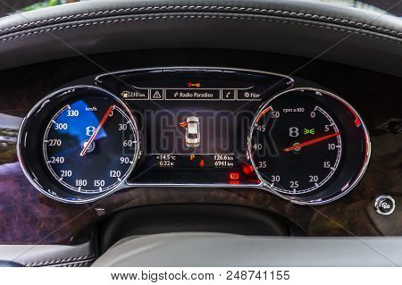 Rathenow Germany August 17, 2014: Bentley Mulsanne And Continental Gt