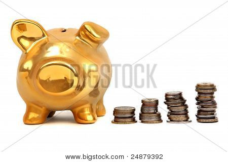 Golden Piggy Bank és érmék halom