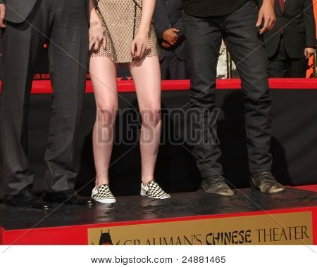 LOS ANGELES - NOV 3: Robert Pattinson, Taylor Lautner, Kristen Stewart v jejich otisky rukou a Footp