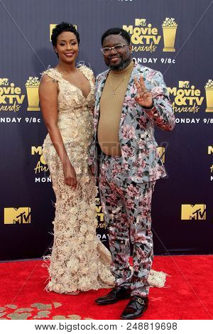 LOS ANGELES - JUN 16:  Verina Howery, Lil Rel Howery at the 2018 MTV Movie And TV Awards at the Barker Hanger on June 16, 2018 in Santa Monica, CA