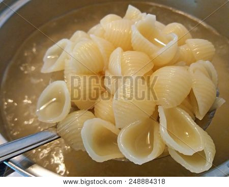 Kooking Some Pasta And Boiling Them In The Water