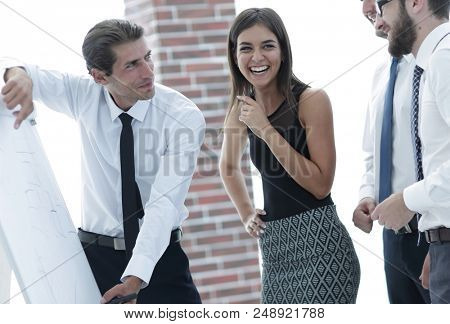 Manager makes a presentation to colleagues .