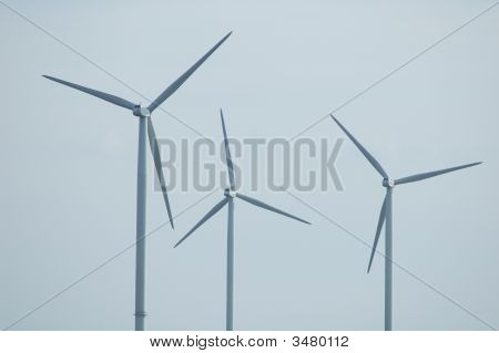 Три Windturbines