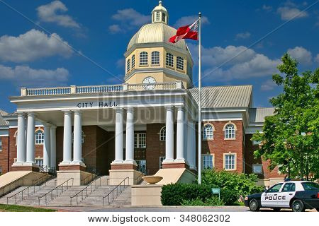 Roswell, Georgia - July 31, 2006: A City Hall Is The Chief Administrative Building Of A City. It Usu