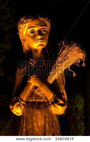 Monumento di una ragazza per le vittime dell'Holodomor nella notte