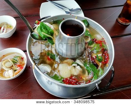Po-taek.thai Seafood Spicy Soup.sour Taste, Salty, Spicy,
Use Shrimp, Fish, Squid And Shellfish As T