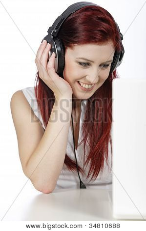 Mujer con auriculares trabajando en Laptop