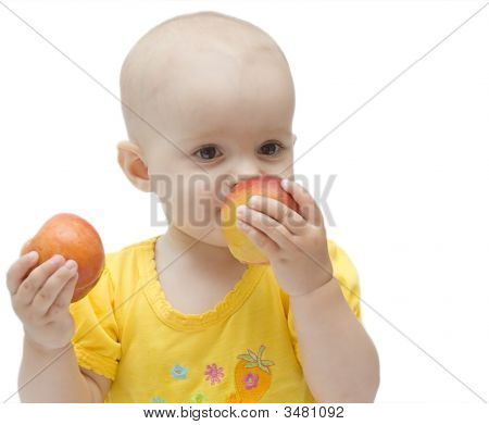 Babygirl manger des Pêches