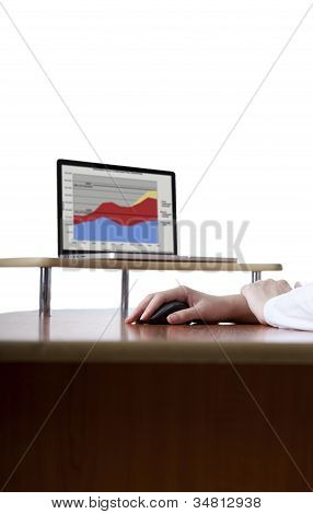 kvinna med en bärbar dator