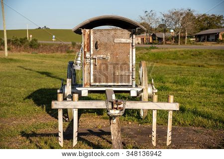 The Old Trailer And Its Historic Accessories 02