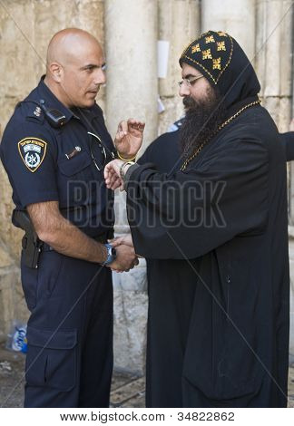 Policía y sacerdote