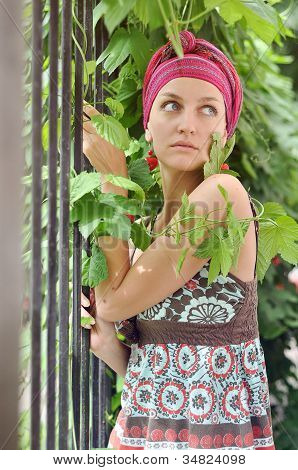 Chica en ropa étnica