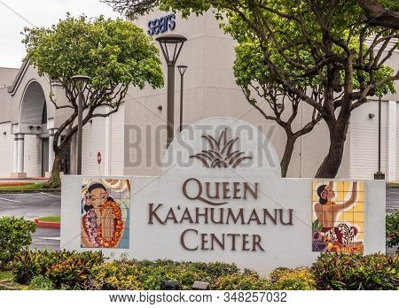 Kahului, Maui,, Hawaii, Usa. - January 12, 2020: Colorful Sign At Entrance To Queen Kaahumanu Shoppi