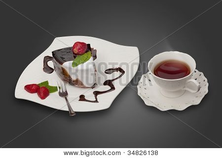 Kek çilek ve bir bardak çay