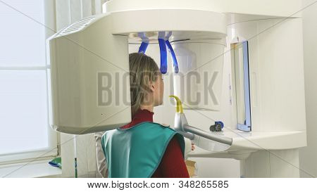 Doctor To Take A Image 3dx-ray Machine 3d Digital Scanner Tomography Of Teeth And Jaw In Modern Labo