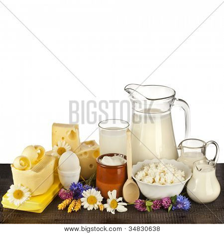 흰 배경에 고립 된 테이블에는 유리 (유제품) 우유