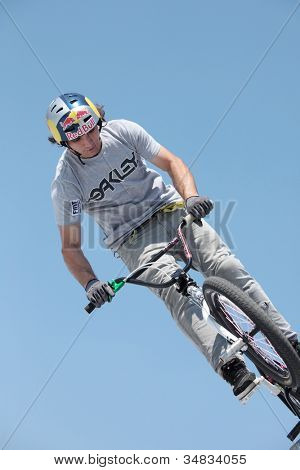 Moskova - 8. heinäkuuta: Alessandro Barbero Italiassa BMX kilpailujen aikana adrenaliinin pelejä Mo