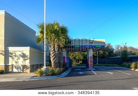 Orlando, Fl/usa-1/29/20: The Exterior Of A Suntrust Bank Branch Drive Through Banking A The Back Of 