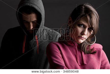 Adolescenti su sfondo scuro