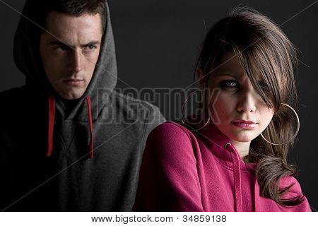 Adolescenti su sfondo scuro