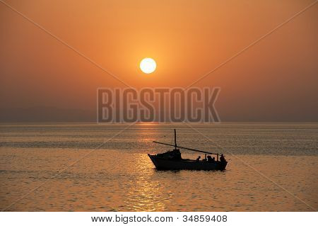 Západ slunce nad oceánem s lodí