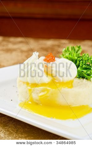 uova in camicia in un nido di purè di patate con verdure e caviale