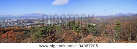 Berg och blå himmel