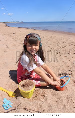 Bambina in spiaggia In P.e.i