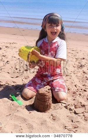 Bambina in spiaggia In P.e.i