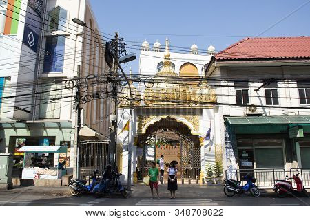 Traffic Road And People Walking Cross Chakphet Road Front Of India Emporium And Sikh Temple Or Gurdw