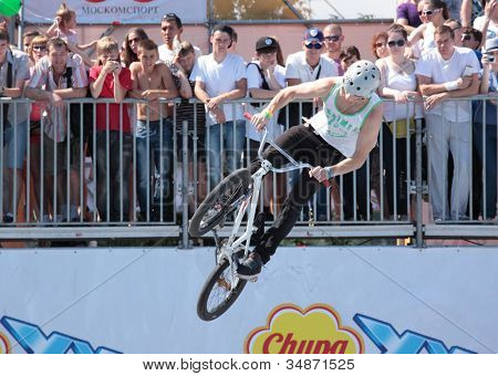 Moskau, Russland-8. Juli: Stanislav Shatilo bmx Wettbewerbe während Adrenalin Spiele in Moskau, Rus