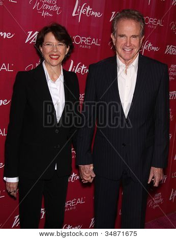 LOS ANGELES - syyskuu 23: Annette Bening & Warren Beatty saapuu Varietys 2011 Power of Women-o