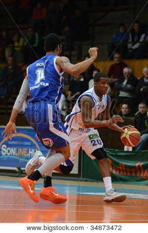 헝가리 컵 농구에서 행동에서 (화이트)에서 KAPOSVAR, 헝가리-2 월 22 일: Kwadzo Ahelgebe 