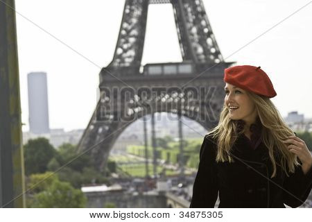 Close Up modello femminile In Red Hat Eiffle torre