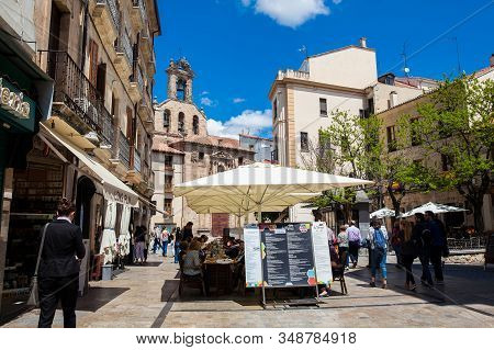 Salamanca, Spain - May, 2018: Tourists And Locals At The Famous Antique Plaza Del Corrillo Of Salama