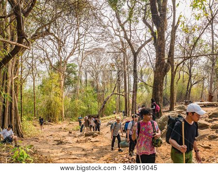 Loei/thailand-16 Feb 2019:unacquainted People Trekking To The Top Of The Phu Kradueng Mountain Natio