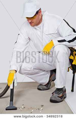 Čištění betonová podlaha s vysavačem