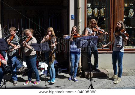 Unge spille Violin i gaden musik dag