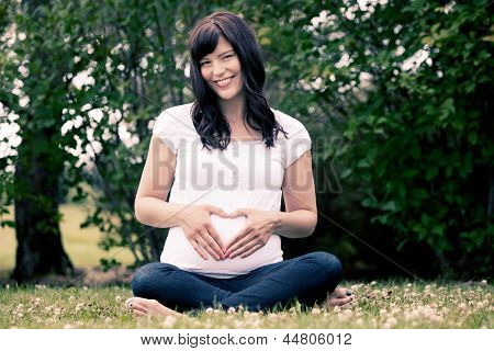ภาพเหมือนของหญิงสาวตั้งครรภ์มีความสุขในไตรมาสที่สามของเธอ - รูปมีราคาแบบประมวลผลระหว่าง